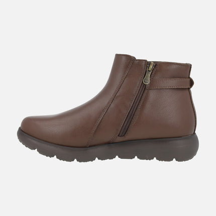 Botines bajos de piel con adorno de hebilla