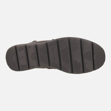 Botines bajos de piel con adorno de hebilla