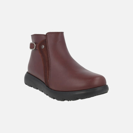 Botines bajos de piel con adorno de hebilla