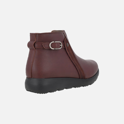 Botines bajos de piel con adorno de hebilla