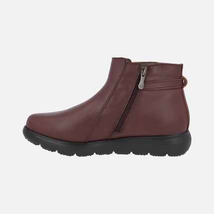 Botines bajos de piel con adorno de hebilla