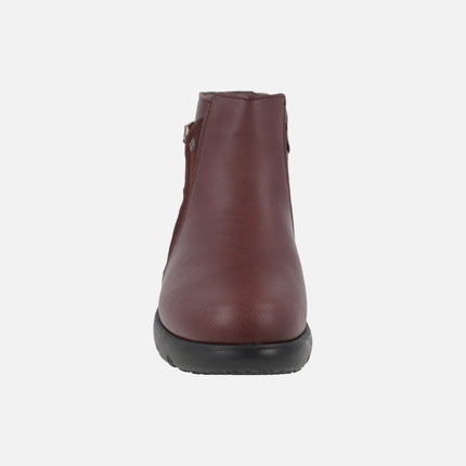 Botines bajos de piel con adorno de hebilla