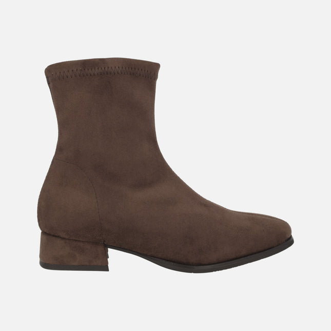 Botines de tacón bajo en tejido elástico efecto ante con Eco Dry