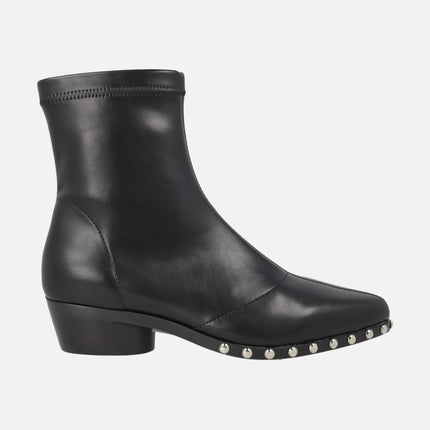 Lil Kansas black ankle boots with low heel and studs