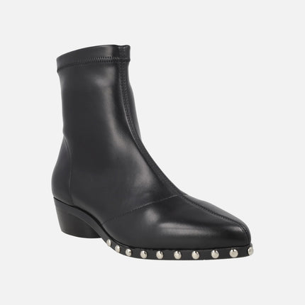 Lil Kansas black ankle boots with low heel and studs