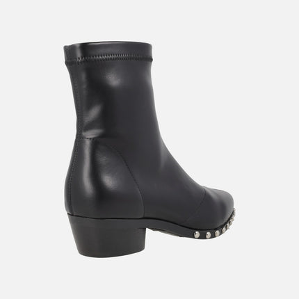 Lil Kansas black ankle boots with low heel and studs