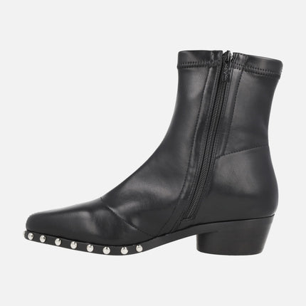 Lil Kansas black ankle boots with low heel and studs