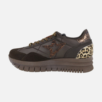 Deportivos de plataforma en marrón chocolate con toques de glitter y leopardo