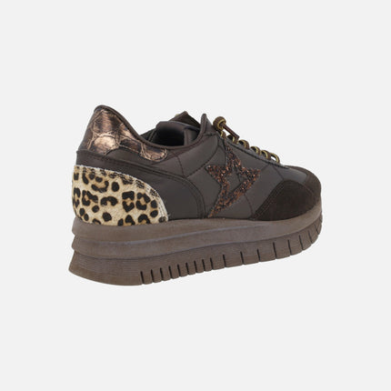 Deportivos de plataforma en marrón chocolate con toques de glitter y leopardo