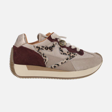 Zapatillas deportivas en combinado beige y burdeos con piso bicolor