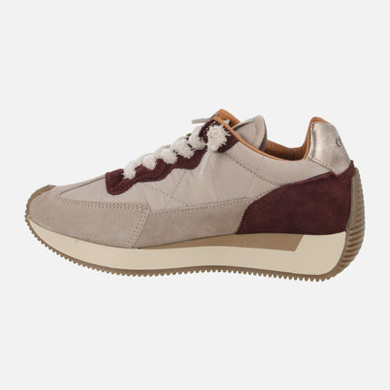 Zapatillas deportivas en combinado beige y burdeos con piso bicolor