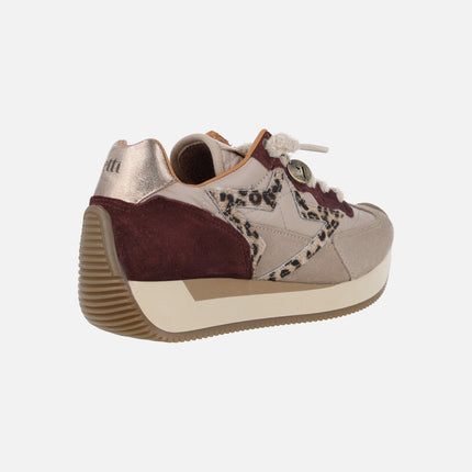 Zapatillas deportivas en combinado beige y burdeos con piso bicolor