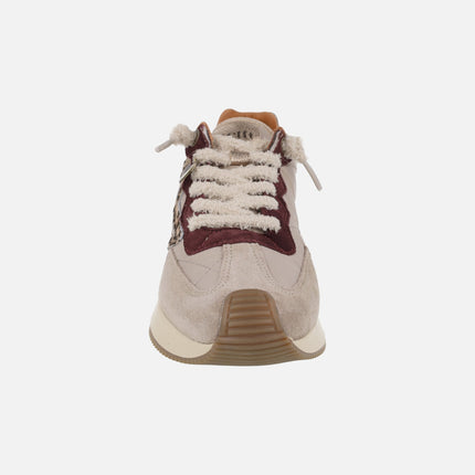 Zapatillas deportivas en combinado beige y burdeos con piso bicolor