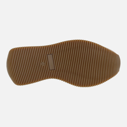 Zapatillas deportivas en combinado beige y burdeos con piso bicolor