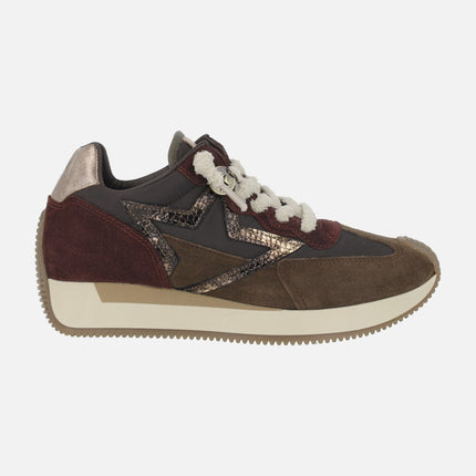 Zapatillas deportivas en combinado de marrones y burdeos con detalles metalizados