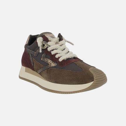 Zapatillas deportivas en combinado de marrones y burdeos con detalles metalizados