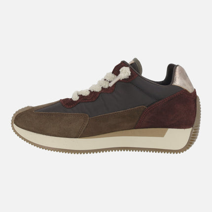 Zapatillas deportivas en combinado de marrones y burdeos con detalles metalizados