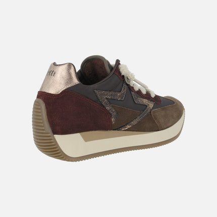 Zapatillas deportivas en combinado de marrones y burdeos con detalles metalizados