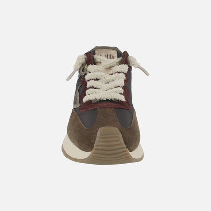 Zapatillas deportivas en combinado de marrones y burdeos con detalles metalizados