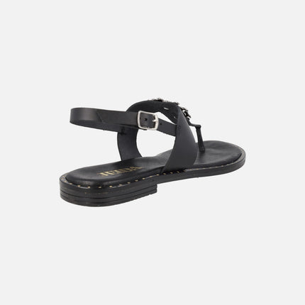Sandalias de dedo en piel negra con flores plateadas