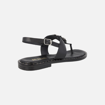 Sandalias de dedo en piel negra con flores plateadas