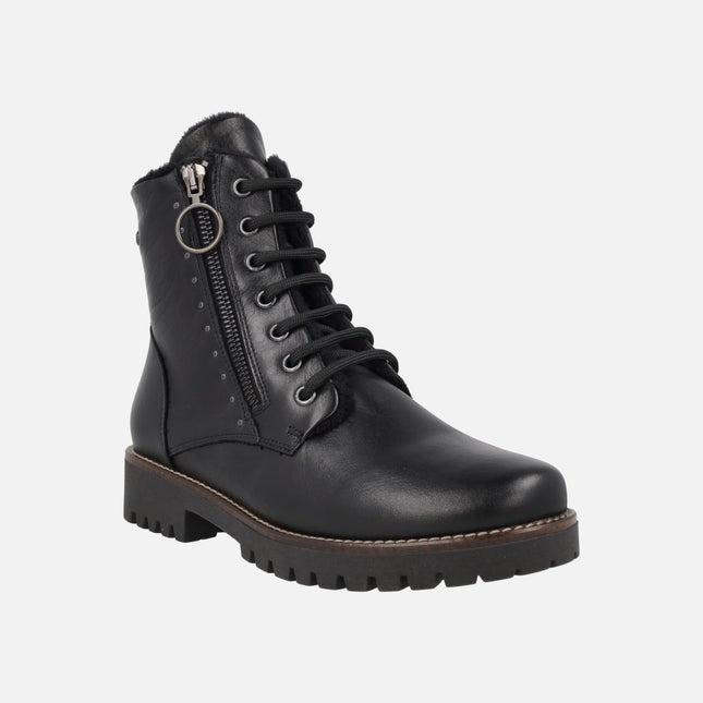 Leather ankle boots with laces and fur lining