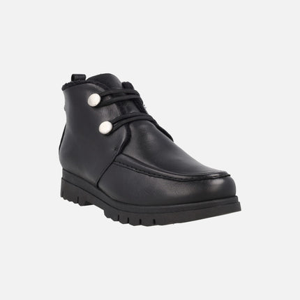 Botines de piel con forro de pelo y cierre de botones metálicos