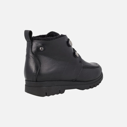 Botines de piel con forro de pelo y cierre de botones metálicos