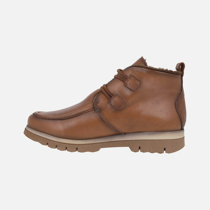 Botines de piel con forro de pelo y cierre de botones metálicos