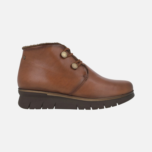Botines confort en piel con elásticos y botones