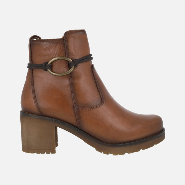 Botines de tacón en piel cuero con adorno metálico