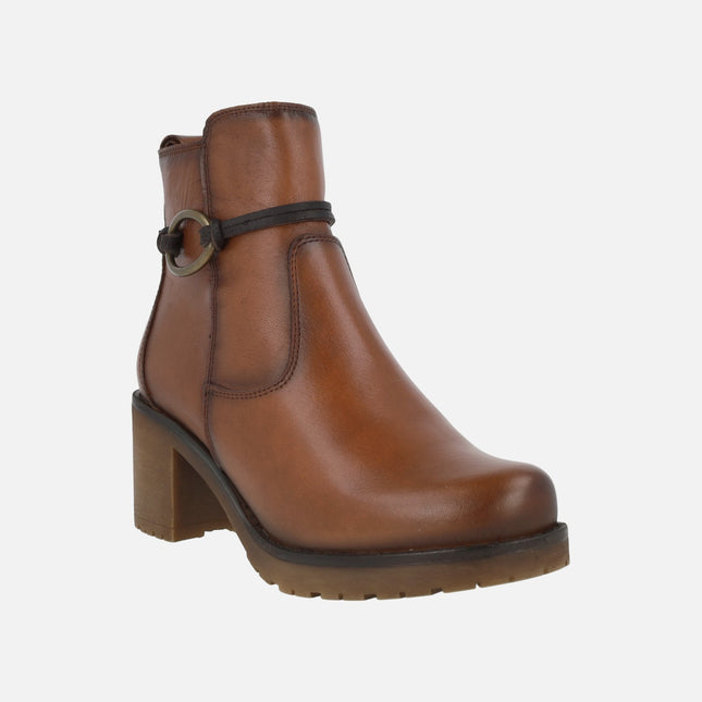 Botines de tacón en piel cuero con adorno metálico