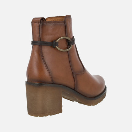Botines de tacón en piel cuero con adorno metálico