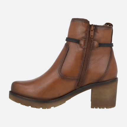 Botines de tacón en piel cuero con adorno metálico
