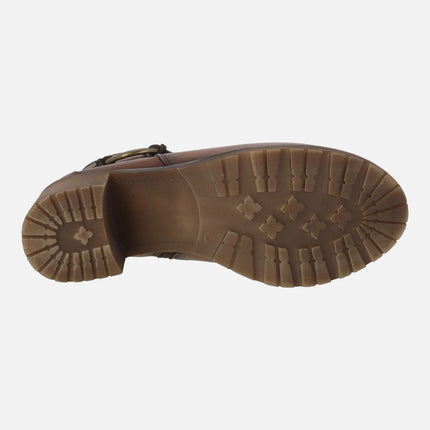 Botines de tacón en piel cuero con adorno metálico