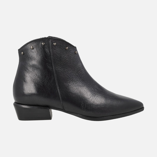 Botines de piel con tachas y tacon bajo