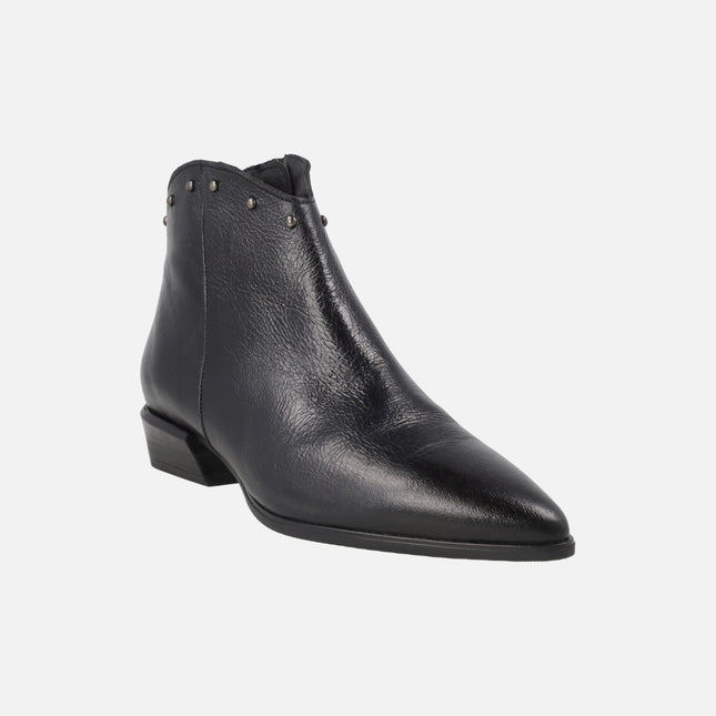 Botines de piel con tachas y tacon bajo