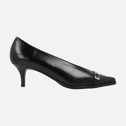 Pumps with thin heels and gold buckle