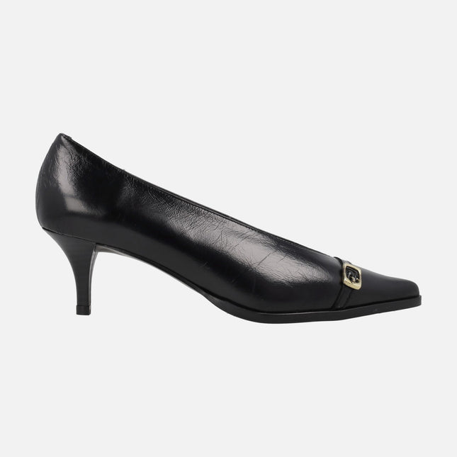 Zapatos corte salón con tacón fino y hebilla dorada