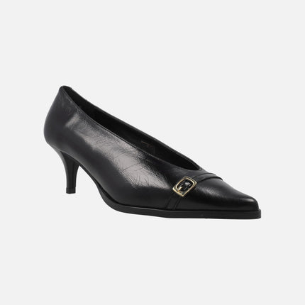 Pumps with thin heels and gold buckle