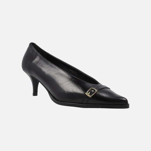 Zapatos corte salón con tacón fino y hebilla dorada