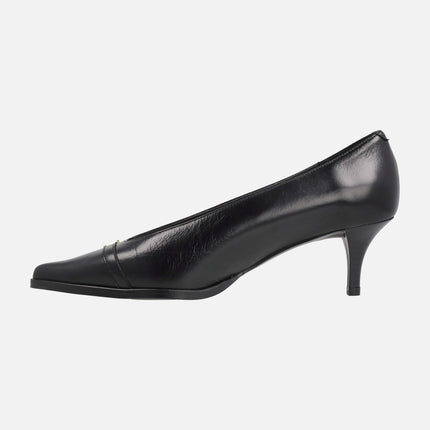 Pumps with thin heels and gold buckle