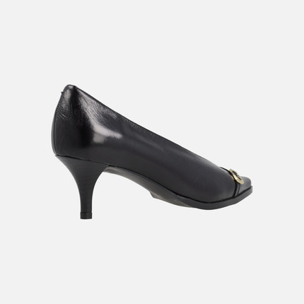 Pumps with thin heels and gold buckle