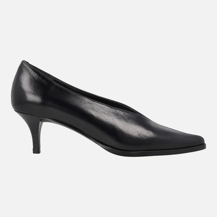 Low-cut thin-heeled shoes in black patent leather