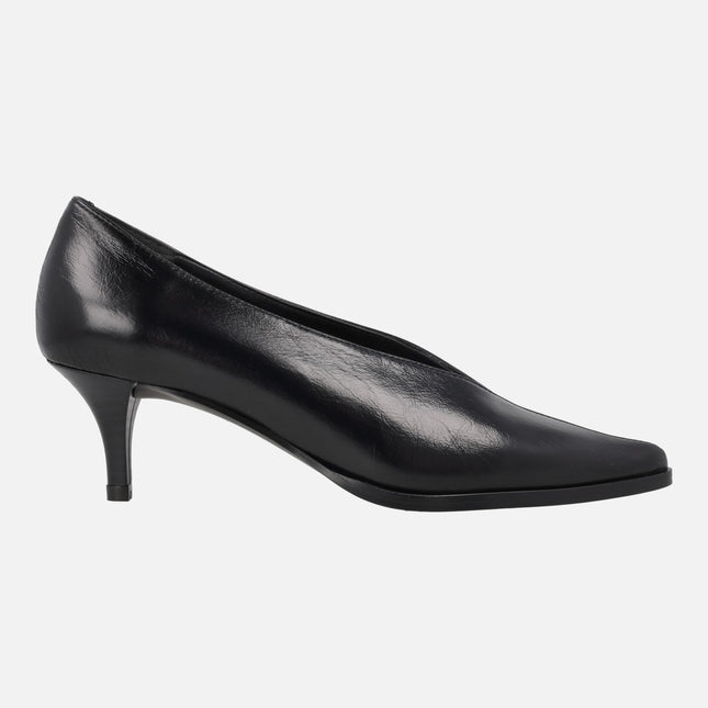 Zapatos escotados de tacón fino en piel acharolada negra