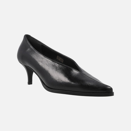 Low-cut thin-heeled shoes in black patent leather