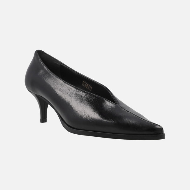 Zapatos escotados de tacón fino en piel acharolada negra