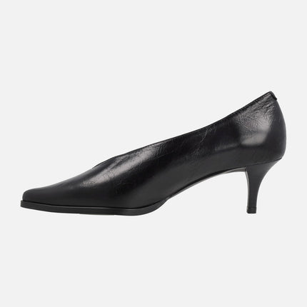 Low-cut thin-heeled shoes in black patent leather