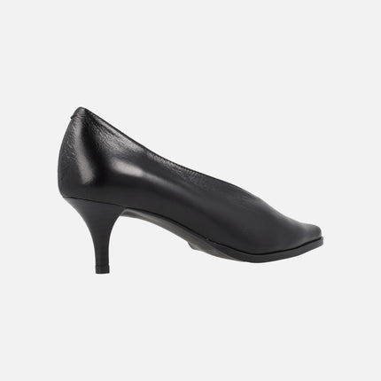 Low-cut thin-heeled shoes in black patent leather