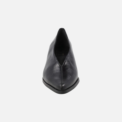 Low-cut thin-heeled shoes in black patent leather